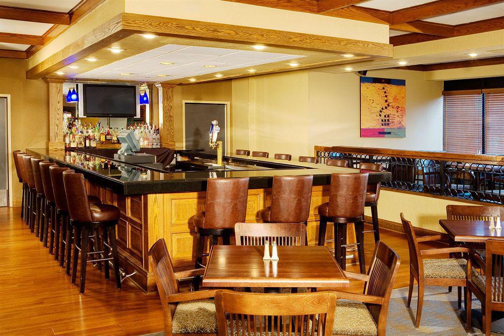 Embassy Suites By Hilton Columbus Restaurace fotografie