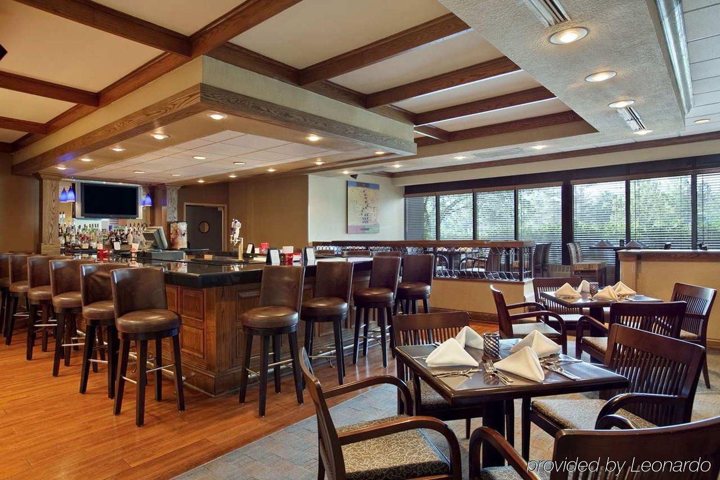 Embassy Suites By Hilton Columbus Restaurace fotografie