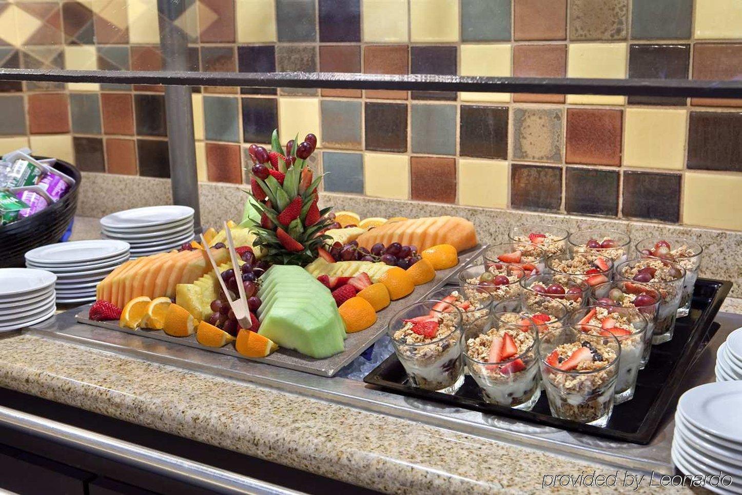 Embassy Suites By Hilton Columbus Restaurace fotografie