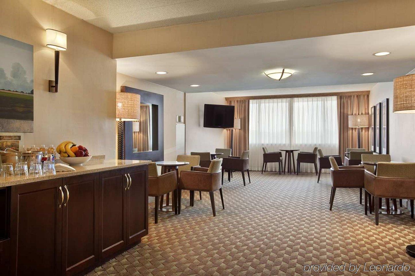 Embassy Suites By Hilton Columbus Restaurace fotografie